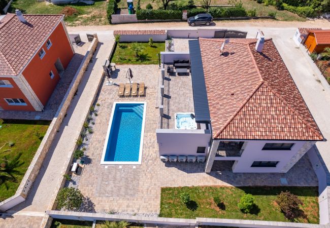 Villa in Krnica - Bezaubernde Villa West mit Pool und Whirlpool Villa in Krnica - Bezaubernde Villa West mit Pool und Whirlpool