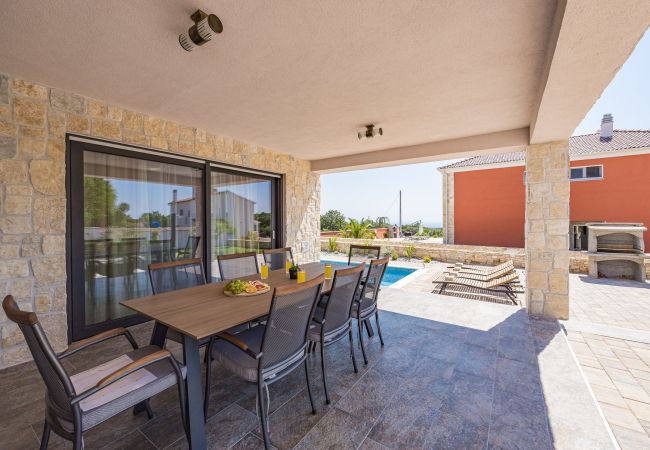Villa in Krnica - Bezaubernde Villa West mit Pool und Whirlpool Villa in Krnica - Bezaubernde Villa West mit Pool und Whirlpool