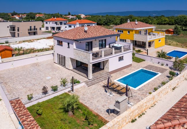Villa in Krnica - Bezaubernde Villa West mit Pool und Whirlpool Villa in Krnica - Bezaubernde Villa West mit Pool und Whirlpool