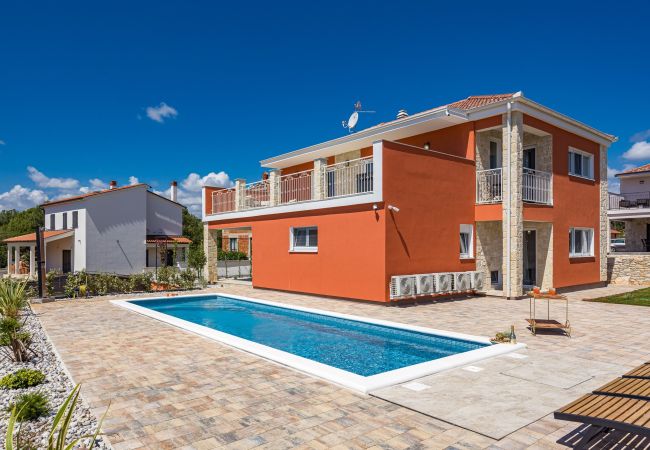 Villa in Krnica - Bezaubernde Villa South mit Pool und Whirlpool Villa in Krnica - Bezaubernde Villa South mit Pool und Whirlpool