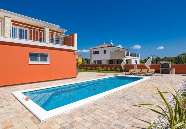 Villa in Krnica - Bezaubernde Villa South mit Pool und Whirlpool Villa in Krnica - Bezaubernde Villa South mit Pool und Whirlpool
