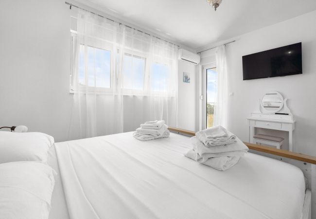 Villa in Krnica - Bezaubernde Villa South mit Pool und Whirlpool Villa in Krnica - Bezaubernde Villa South mit Pool und Whirlpool