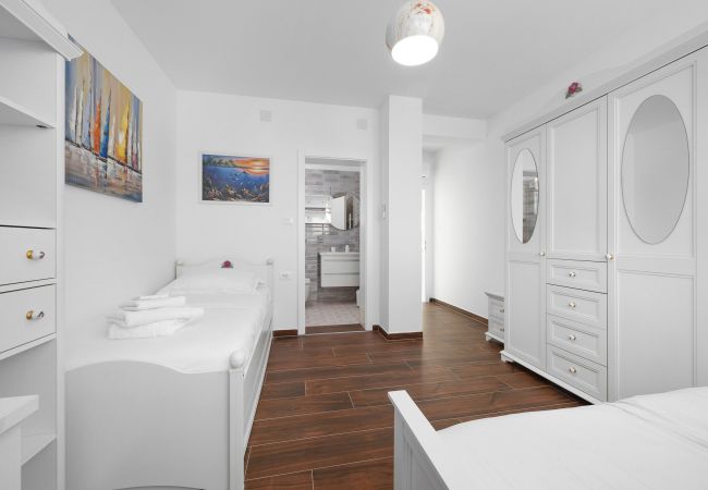 Villa in Krnica - Bezaubernde Villa South mit Pool und Whirlpool Villa in Krnica - Bezaubernde Villa South mit Pool und Whirlpool