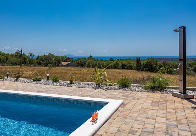 Villa in Krnica - Bezaubernde Villa South mit Pool und Whirlpool Villa in Krnica - Bezaubernde Villa South mit Pool und Whirlpool