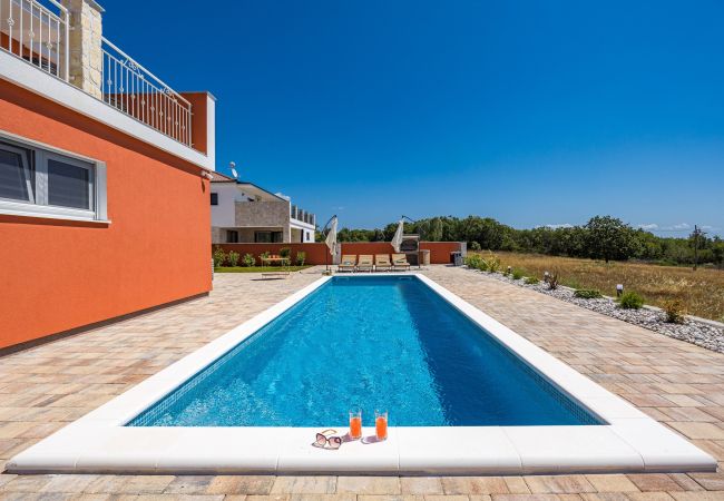Villa in Krnica - Bezaubernde Villa South mit Pool und Whirlpool Villa in Krnica - Bezaubernde Villa South mit Pool und Whirlpool