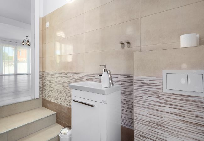 Villa in Krnica - Bezaubernde Villa South mit Pool und Whirlpool Villa in Krnica - Bezaubernde Villa South mit Pool und Whirlpool