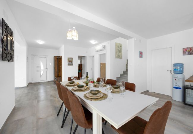 Villa in Krnica - Bezaubernde Villa South mit Pool und Whirlpool Villa in Krnica - Bezaubernde Villa South mit Pool und Whirlpool