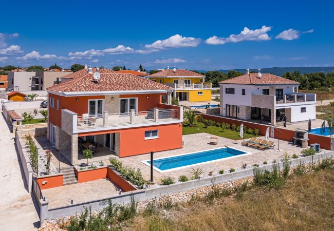 Villa in Krnica - Bezaubernde Villa South mit Pool und Whirlpool Villa in Krnica - Bezaubernde Villa South mit Pool und Whirlpool
