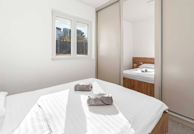 Ferienwohnung in Šibenik-Brodarica - Apartments Velic - Two bedroom apartment with a terrace B Ferienwohnung in Šibenik-Brodarica - Apartments Velic - Two bedroom apartment with a terrace B