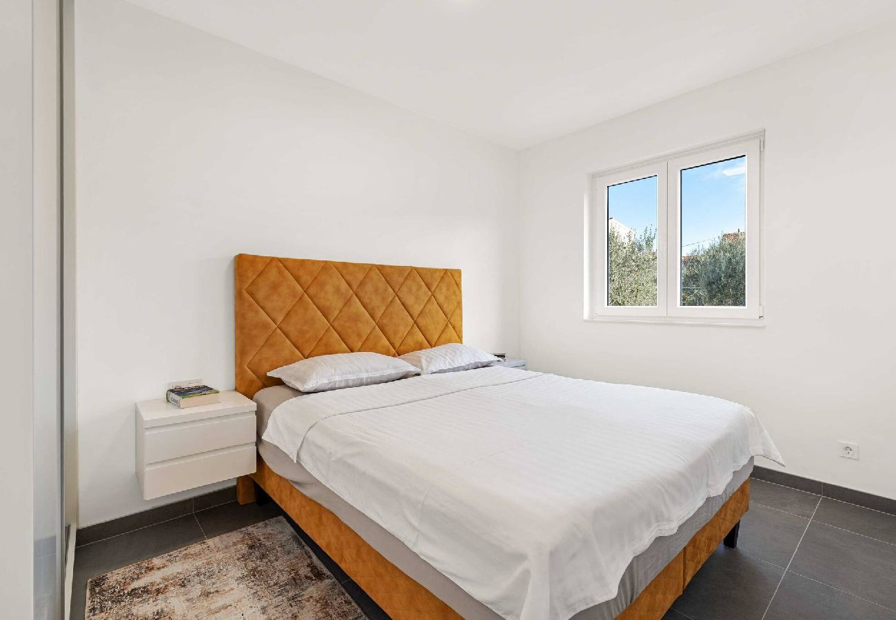 Ferienwohnung in Šibenik-Brodarica - Apartments Velic - Drei-Zimmer-Wohnung mit Meerblick C
