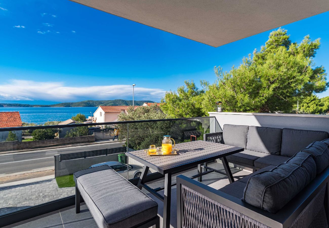 Ferienwohnung in Šibenik-Brodarica - Apartments Velic - Drei-Zimmer-Wohnung mit Meerblick C