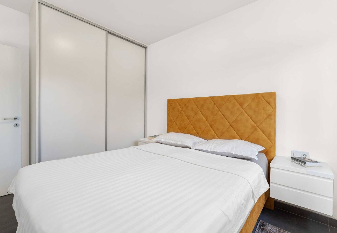 Ferienwohnung in Šibenik-Brodarica - Apartments Velic - Drei-Zimmer-Wohnung mit Meerblick C