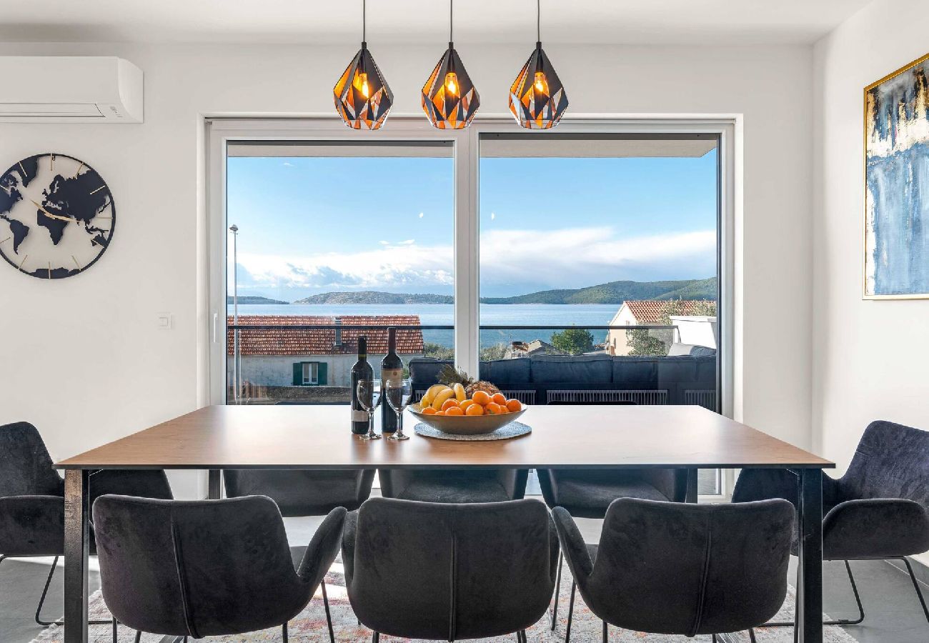 Ferienwohnung in Šibenik-Brodarica - Apartments Velic - Drei-Zimmer-Wohnung mit Meerblick C