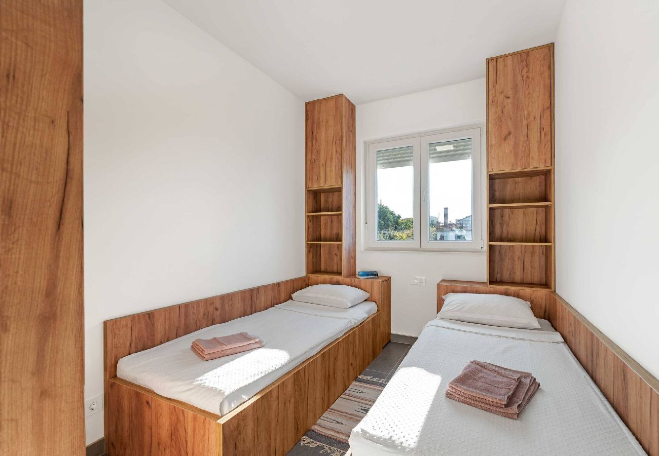 Ferienwohnung in Šibenik-Brodarica - Apartments Velic - Drei-Zimmer-Wohnung mit Meerblick C