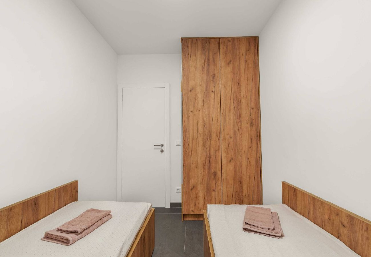 Ferienwohnung in Šibenik-Brodarica - Apartments Velic - Drei-Zimmer-Wohnung mit Meerblick C