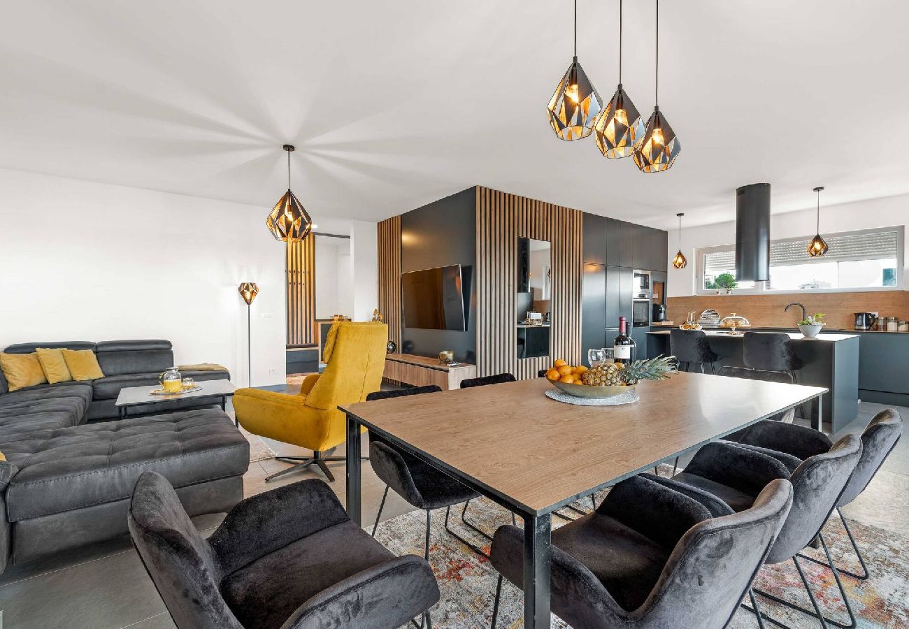 Ferienwohnung in Šibenik-Brodarica - Apartments Velic - Drei-Zimmer-Wohnung mit Meerblick C