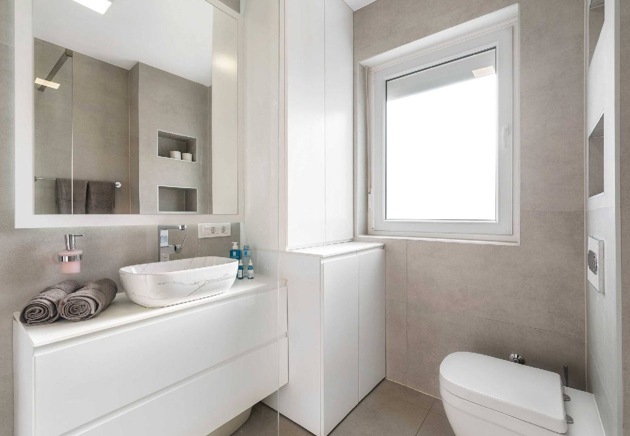 Ferienwohnung in Šibenik-Brodarica - Apartments Velic - Drei-Zimmer-Wohnung mit Meerblick C