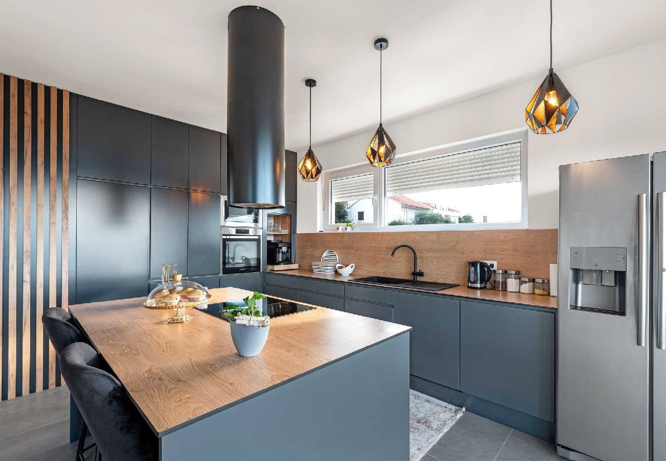 Ferienwohnung in Šibenik-Brodarica - Apartments Velic - Drei-Zimmer-Wohnung mit Meerblick C