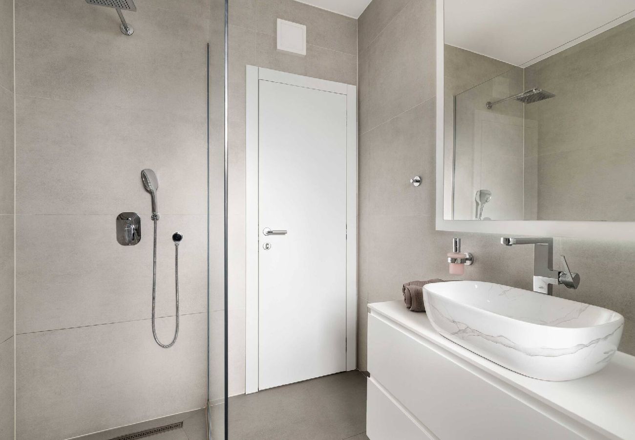 Ferienwohnung in Šibenik-Brodarica - Apartments Velic - Drei-Zimmer-Wohnung mit Meerblick C