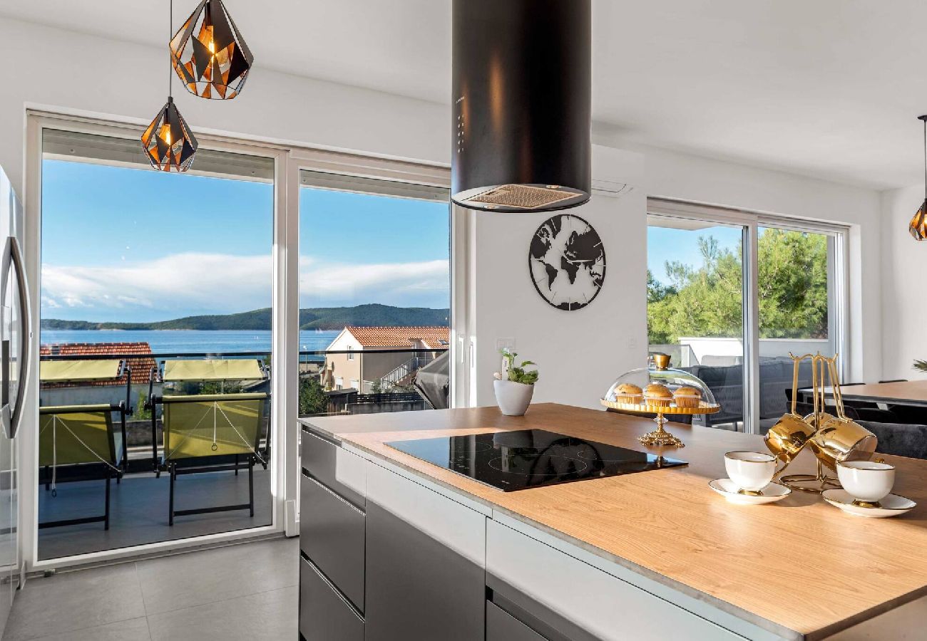 Ferienwohnung in Šibenik-Brodarica - Apartments Velic - Drei-Zimmer-Wohnung mit Meerblick C