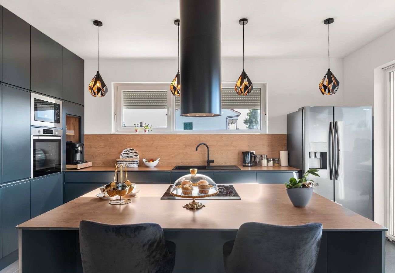 Ferienwohnung in Šibenik-Brodarica - Apartments Velic - Drei-Zimmer-Wohnung mit Meerblick C
