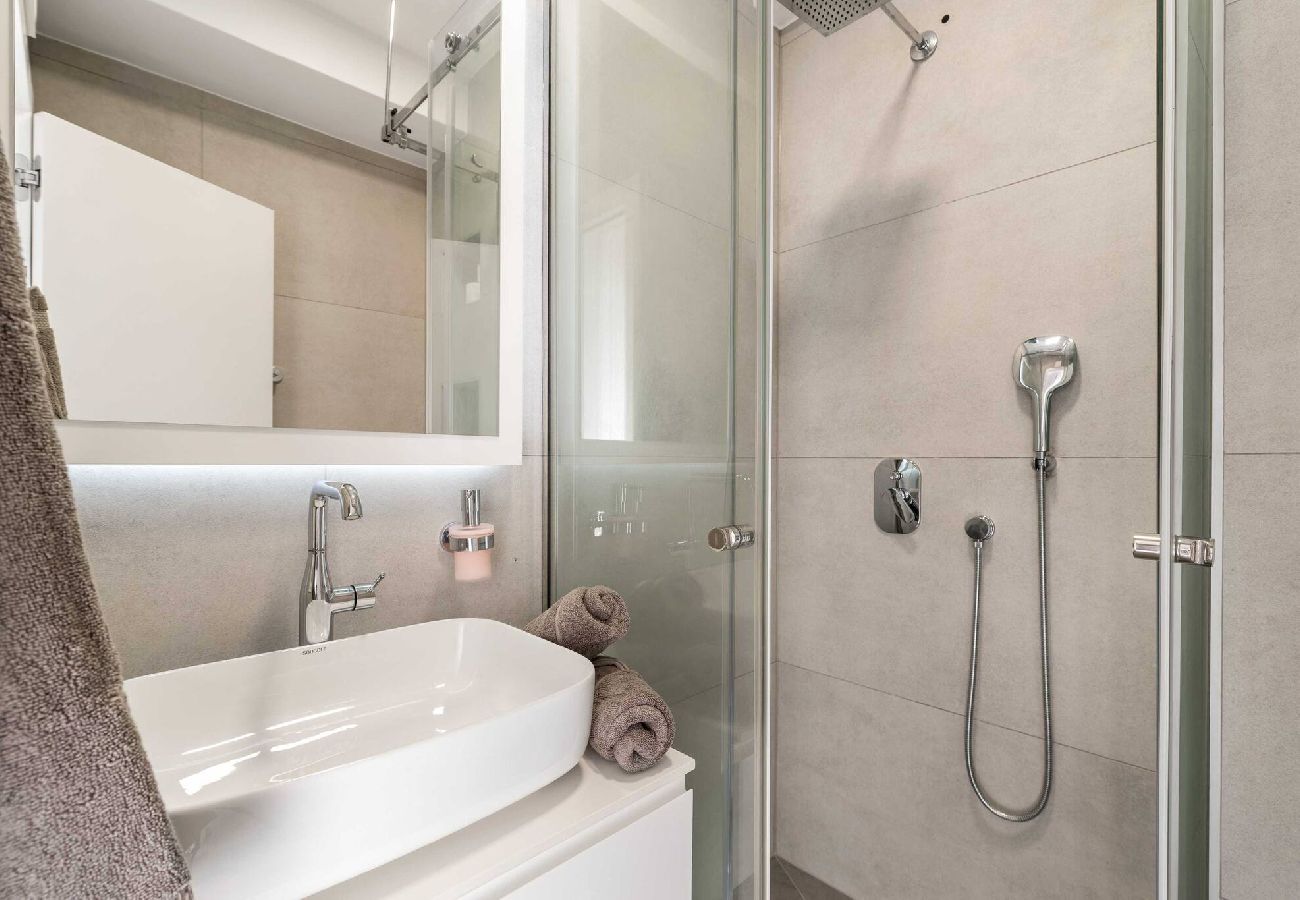 Ferienwohnung in Šibenik-Brodarica - Apartments Velic - Drei-Zimmer-Wohnung mit Meerblick C