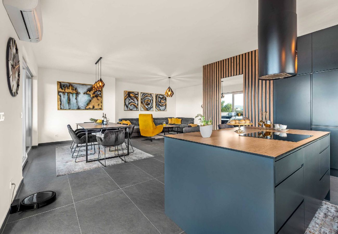 Ferienwohnung in Šibenik-Brodarica - Apartments Velic - Drei-Zimmer-Wohnung mit Meerblick C