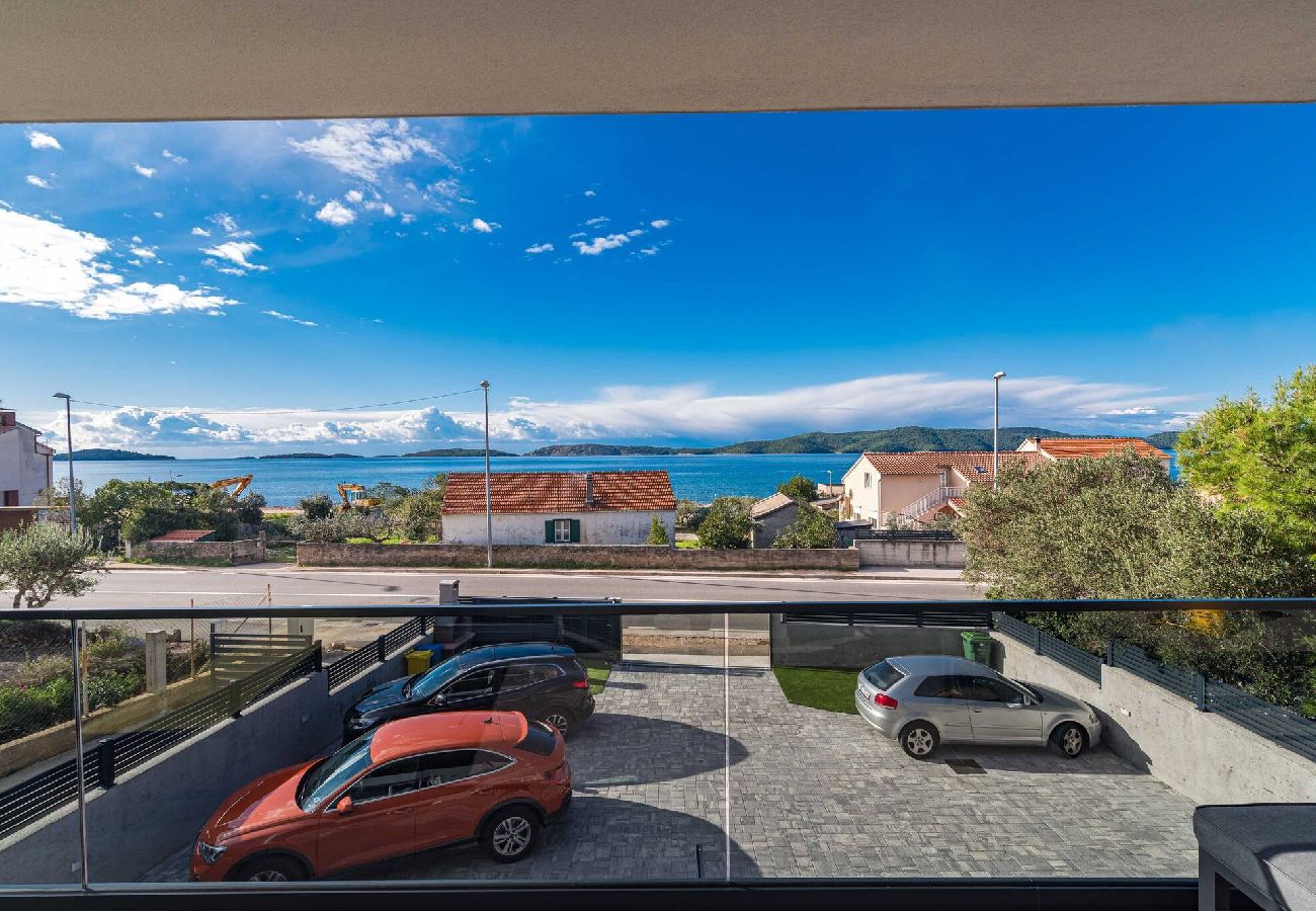 Ferienwohnung in Šibenik-Brodarica - Apartments Velic - Drei-Zimmer-Wohnung mit Meerblick C