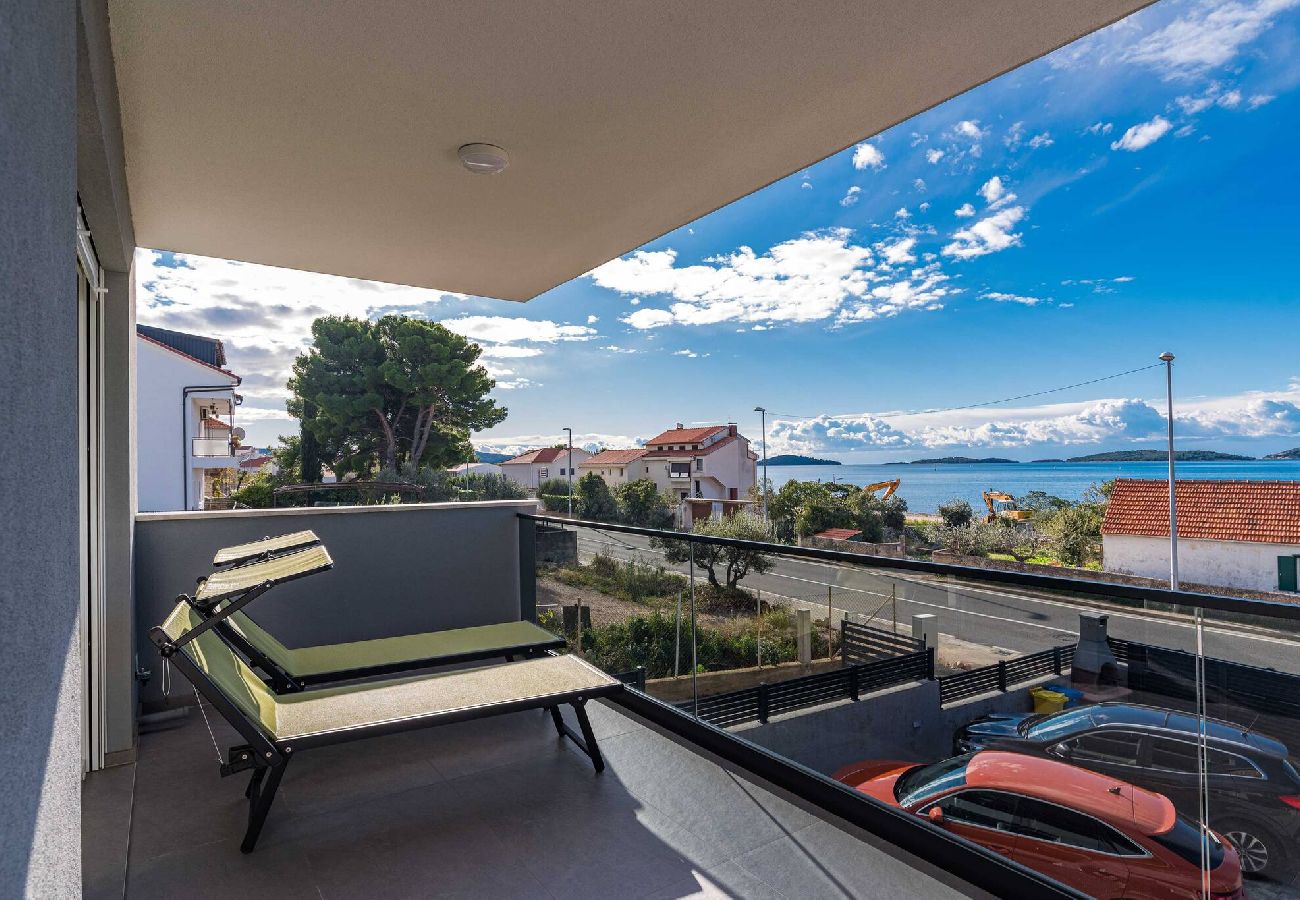 Ferienwohnung in Šibenik-Brodarica - Apartments Velic - Drei-Zimmer-Wohnung mit Meerblick C
