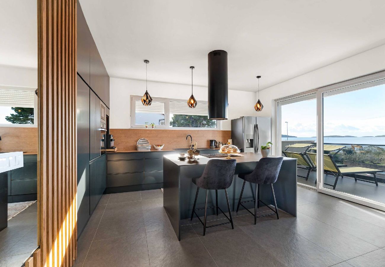 Ferienwohnung in Šibenik-Brodarica - Apartments Velic - Drei-Zimmer-Wohnung mit Meerblick C