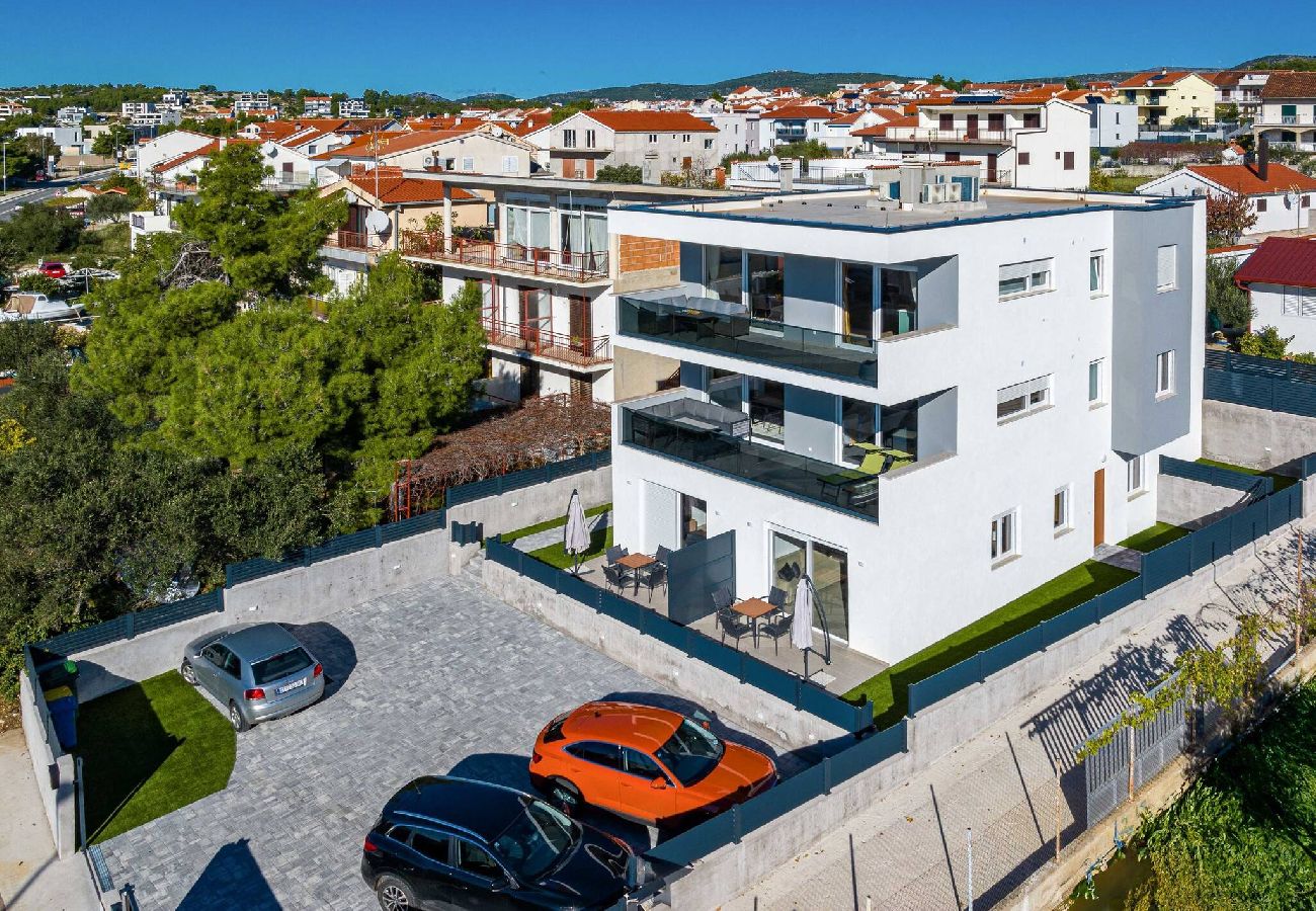 Ferienwohnung in Šibenik-Brodarica - Apartments Velic - Drei-Zimmer-Wohnung mit Meerblick C