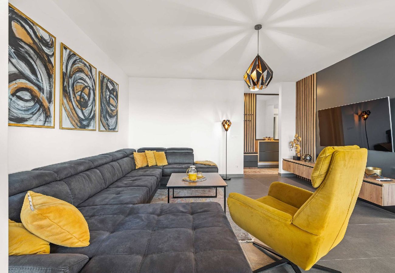 Ferienwohnung in Šibenik-Brodarica - Apartments Velic - Drei-Zimmer-Wohnung mit Meerblick C