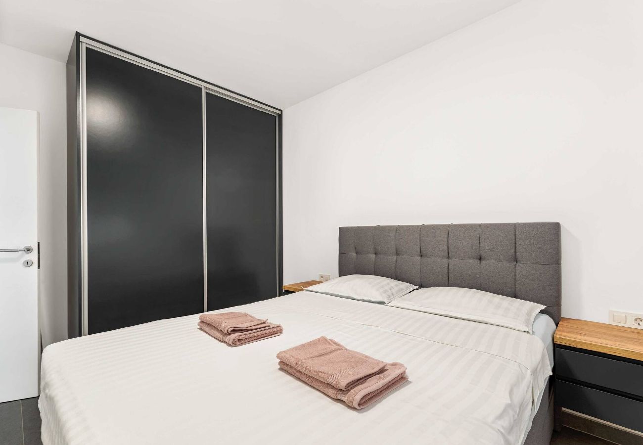 Ferienwohnung in Šibenik-Brodarica - Apartments Velic - Drei-Zimmer-Wohnung mit Meerblick C