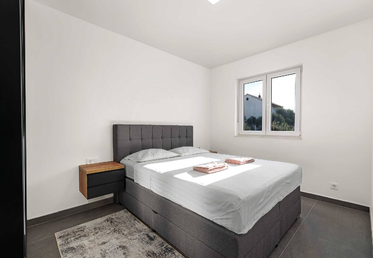 Ferienwohnung in Šibenik-Brodarica - Apartments Velic - Drei-Zimmer-Wohnung mit Meerblick C