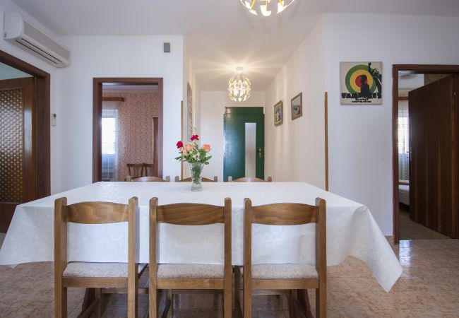 Ferienwohnung in Šibenik-Brodarica - Apartments Vukičević - Apartment mit vier Schlafzimmern und Meerblick (Karla) Ferienwohnung in Šibenik-Brodarica - Apartments Vukičević - Apartment mit vier Schlafzimmern und Meerblick (Karla)
