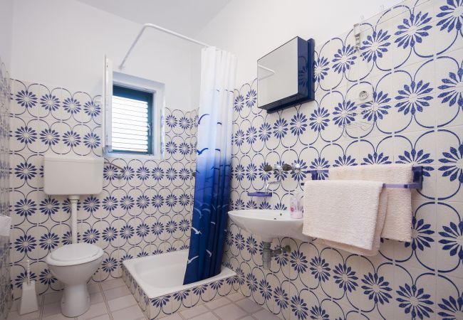 Ferienwohnung in Šibenik-Brodarica - Apartments Vukičević - Apartment mit vier Schlafzimmern und Meerblick (Karla) Ferienwohnung in Šibenik-Brodarica - Apartments Vukičević - Apartment mit vier Schlafzimmern und Meerblick (Karla)