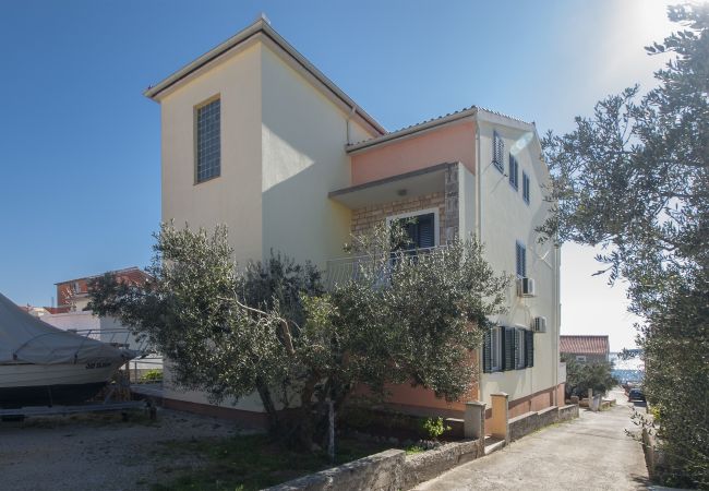 Ferienwohnung in Šibenik-Brodarica - Apartments Vukičević - Apartment mit vier Schlafzimmern und Meerblick (Karla) Ferienwohnung in Šibenik-Brodarica - Apartments Vukičević - Apartment mit vier Schlafzimmern und Meerblick (Karla)