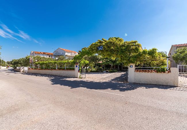 Ferienwohnung in Šibenik-Brodarica - Apartments Nena - Apartment mit zwei Schlafzimmern und Balkon (Paola A2) Ferienwohnung in Šibenik-Brodarica - Apartments Nena - Apartment mit zwei Schlafzimmern und Balkon (Paola A2)