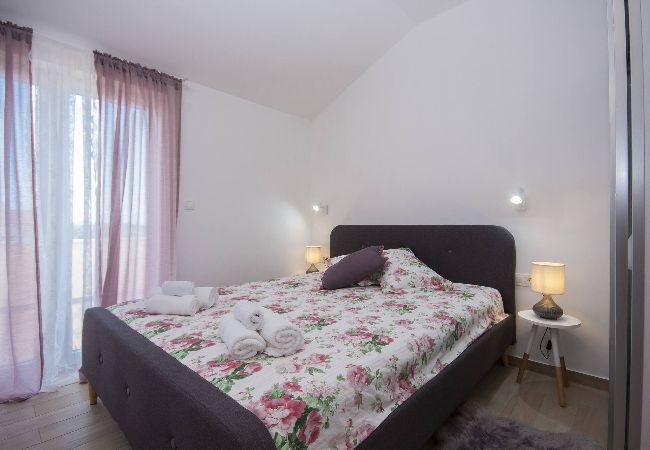 Ferienwohnung in Šibenik-Brodarica - Apartments Tonia - Apartment mit einem Schlafzimmer und Meerblick (Tonia A2) Ferienwohnung in Šibenik-Brodarica - Apartments Tonia - Apartment mit einem Schlafzimmer und Meerblick (Tonia A2)
