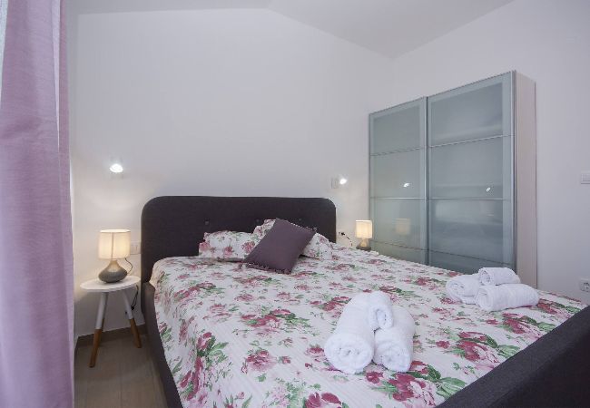 Ferienwohnung in Šibenik-Brodarica - Apartments Tonia - Apartment mit einem Schlafzimmer und Meerblick (Tonia A2) Ferienwohnung in Šibenik-Brodarica - Apartments Tonia - Apartment mit einem Schlafzimmer und Meerblick (Tonia A2)