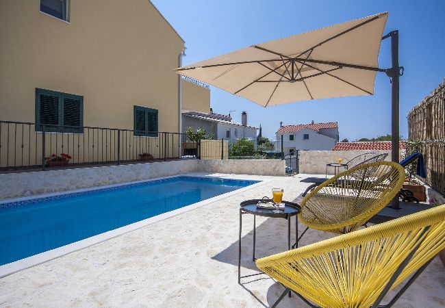 Ferienwohnung in Šibenik-Brodarica - Apartments Tonia - Apartment mit einem Schlafzimmer und Meerblick (Tonia A2) Ferienwohnung in Šibenik-Brodarica - Apartments Tonia - Apartment mit einem Schlafzimmer und Meerblick (Tonia A2)