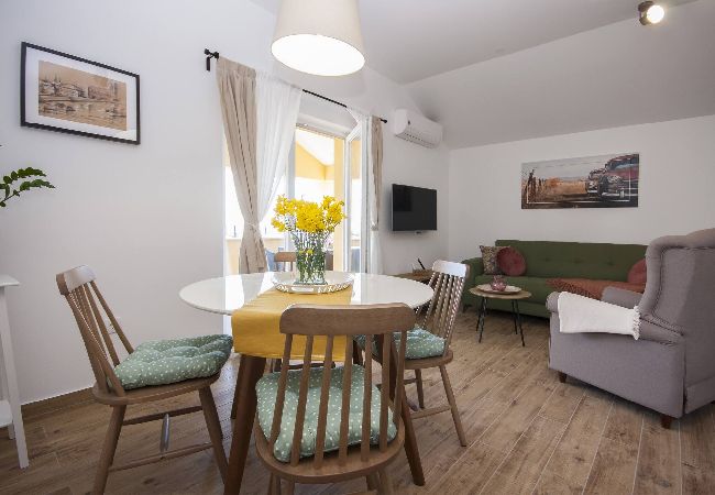 Ferienwohnung in Šibenik-Brodarica - Apartments Tonia - Apartment mit einem Schlafzimmer und Meerblick (Mala A1) Ferienwohnung in Šibenik-Brodarica - Apartments Tonia - Apartment mit einem Schlafzimmer und Meerblick (Mala A1)