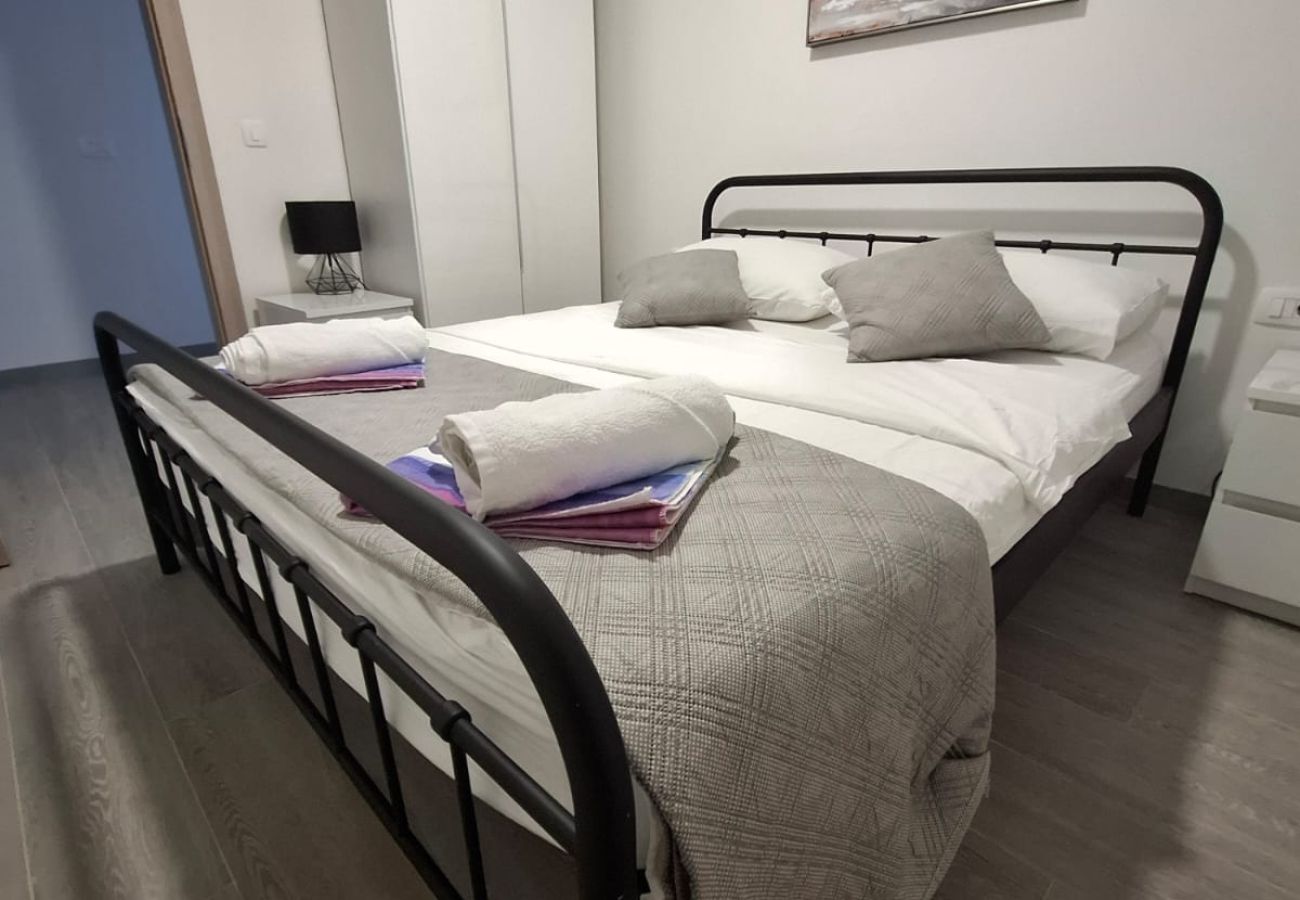 Villa in Kaštel Novi - Villa Viva – Haus mit sechs Schlafzimmern mit Pool und Whirlpool