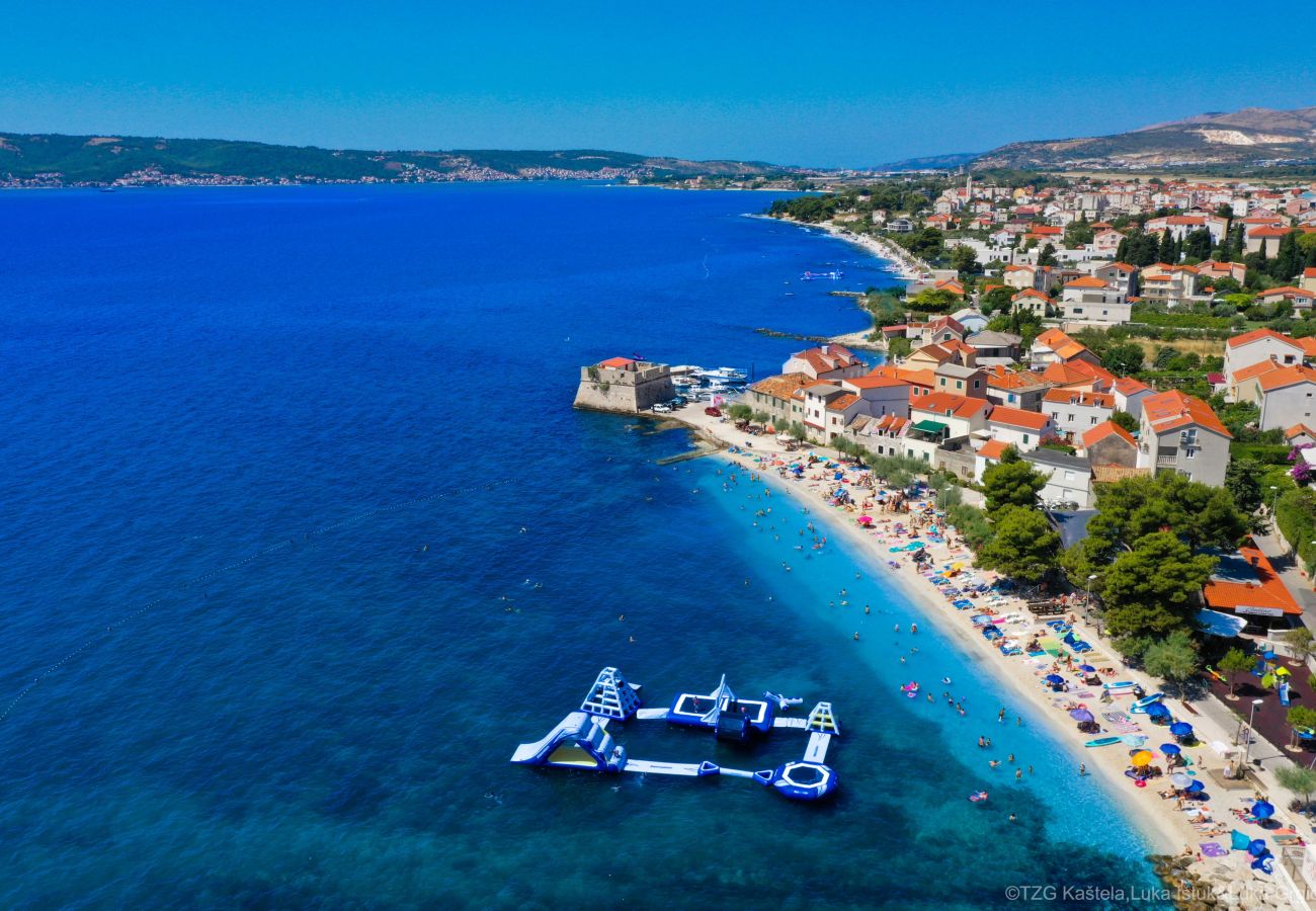 Villa in Kaštel Novi - Villa Viva – mit Außenpool und Whirlpool