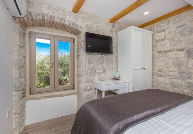 Ferienhaus in Trogir - Steinhaus Trogir – Haus mit drei Schlafzimmern und Whirlpool Ferienhaus in Trogir - Steinhaus Trogir – Haus mit drei Schlafzimmern und Whirlpool
