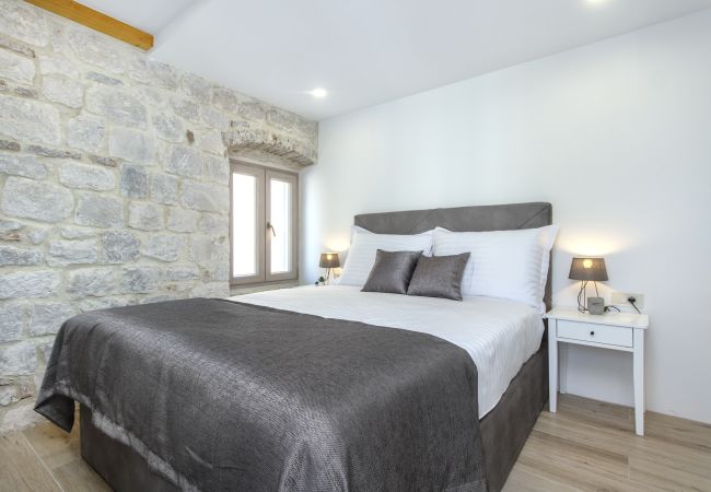 Ferienhaus in Trogir - Steinhaus Trogir – Haus mit drei Schlafzimmern und Whirlpool Ferienhaus in Trogir - Steinhaus Trogir – Haus mit drei Schlafzimmern und Whirlpool