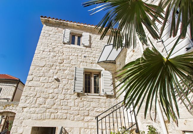 Ferienhaus in Trogir - Steinhaus Trogir – Haus mit drei Schlafzimmern und Whirlpool Ferienhaus in Trogir - Steinhaus Trogir – Haus mit drei Schlafzimmern und Whirlpool
