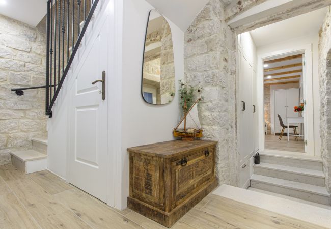 Ferienhaus in Trogir - Steinhaus Trogir – Haus mit drei Schlafzimmern und Whirlpool Ferienhaus in Trogir - Steinhaus Trogir – Haus mit drei Schlafzimmern und Whirlpool
