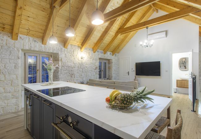 Ferienhaus in Trogir - Steinhaus Trogir – Haus mit drei Schlafzimmern und Whirlpool Ferienhaus in Trogir - Steinhaus Trogir – Haus mit drei Schlafzimmern und Whirlpool