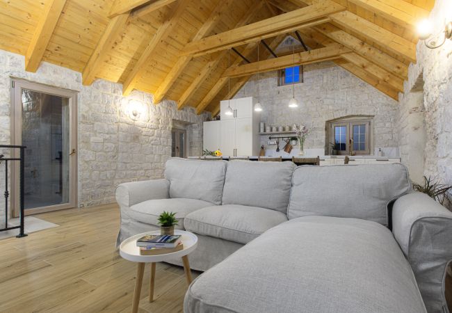 Ferienhaus in Trogir - Steinhaus Trogir – Haus mit drei Schlafzimmern und Whirlpool Ferienhaus in Trogir - Steinhaus Trogir – Haus mit drei Schlafzimmern und Whirlpool